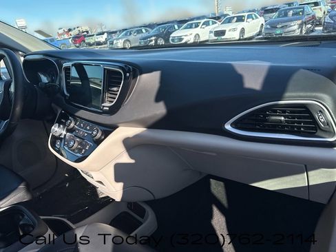 Used 2024 Chrysler Pacifica Touring-L image 23