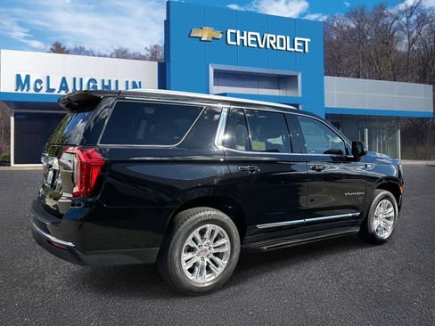 Used 2023 GMC Yukon SLT w/ SLT Luxury Package image 3