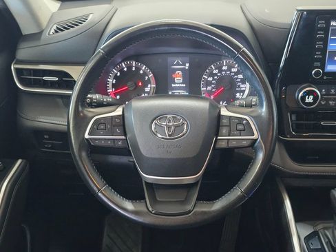 Used 2022 Toyota Highlander LE AWD/4WD image 10