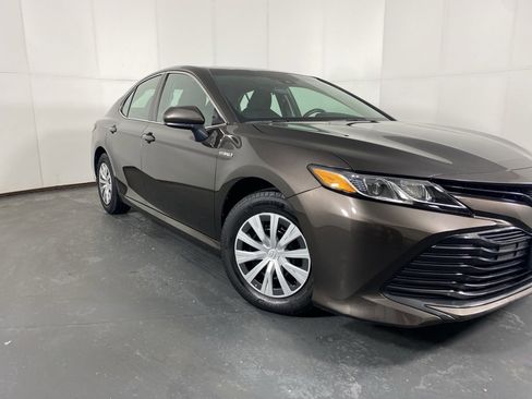 Used 2018 Toyota Camry LE image 4