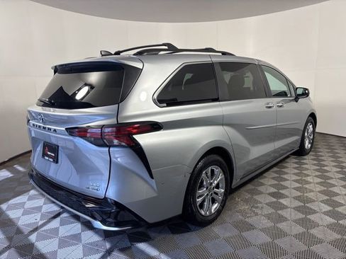 Used 2022 Toyota Sienna XSE AWD/4WD image 6