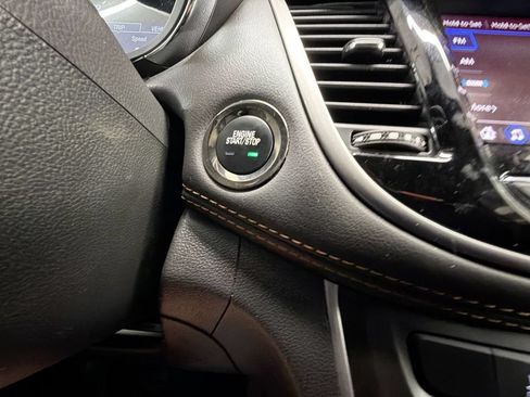 Used 2022 Chevrolet Trax LT w/ LT Convenience Package FWD image 16
