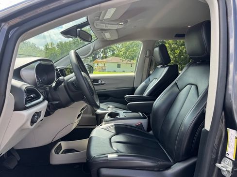 Used 2023 Chrysler Pacifica Touring-L FWD image 5