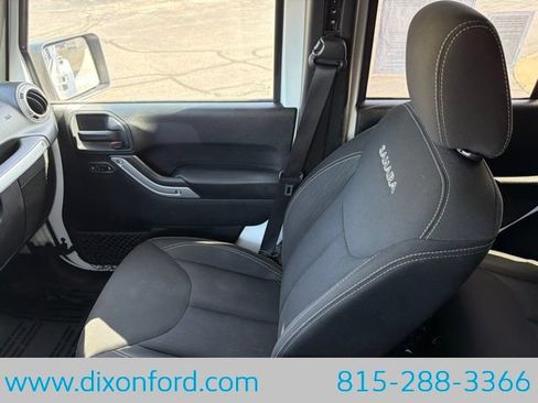Used 2018 Jeep Wrangler Unlimited Sahara w/ Dual Top Group AWD/4WD image 18