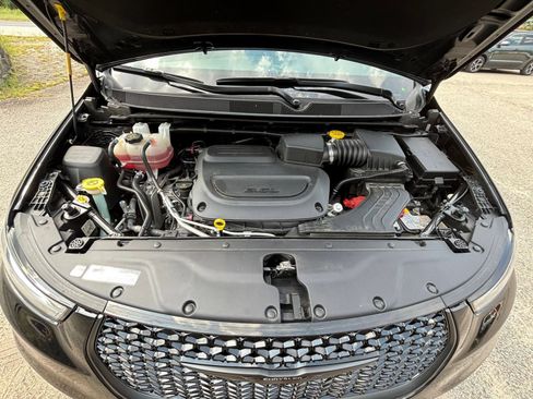 Used 2025 Chrysler Pacifica Limited FWD image 36