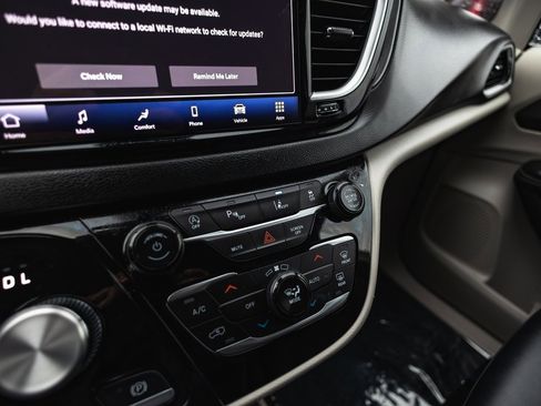 Used 2024 Chrysler Pacifica Touring-L image 15