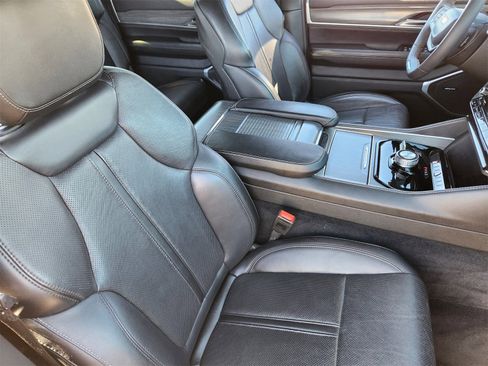 Used 2023 Jeep Wagoneer L Series II image 16