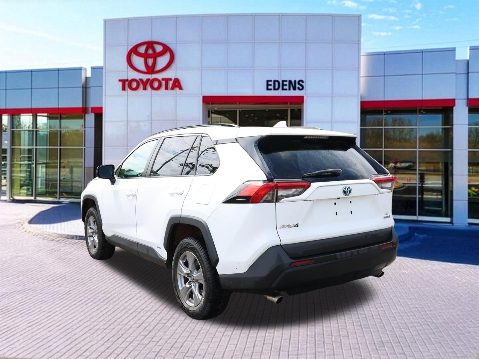 Used 2022 Toyota RAV4 LE AWD/4WD image 7