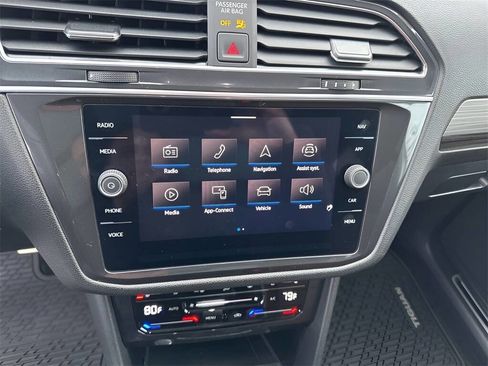 Used 2024 Volkswagen Tiguan SEL R-Line image 38