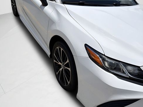 Used 2019 Toyota Camry SE FWD image 2