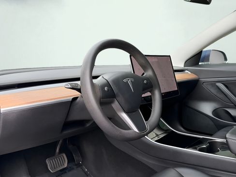 Used 2020 Tesla Model 3 Standard Range Plus RWD image 4