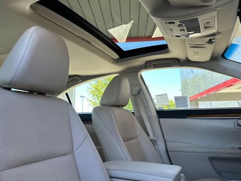 Used 2014 Lexus ES 300h w/ Luxury Package w/Bamboo Trim FWD image 17