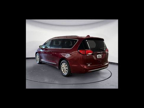 Used 2018 Chrysler Pacifica Touring-L FWD image 4