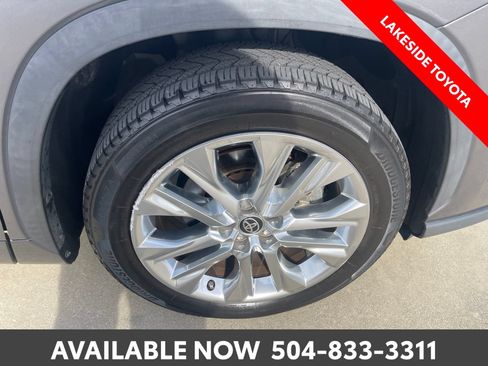 Used 2023 Toyota Highlander Limited FWD image 10