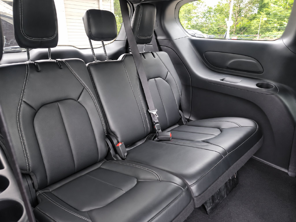 Used 2025 Chrysler Pacifica Select FWD image 15