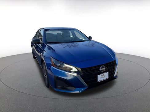 Used 2025 Nissan Altima 2.5 SV image 3