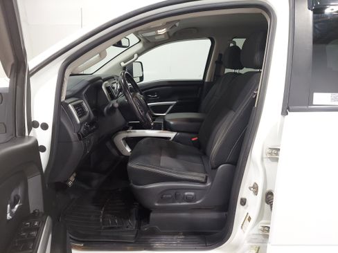 Used 2018 Nissan Titan SV image 14