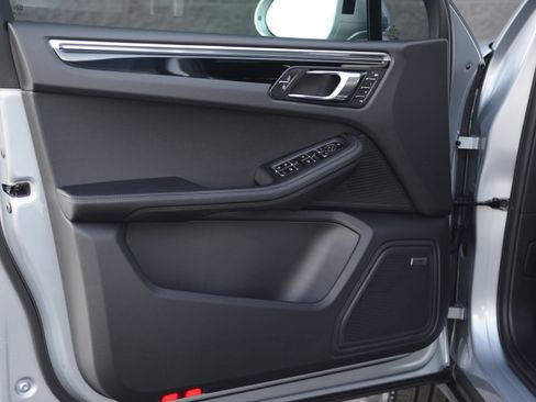 Certified 2026 Porsche Macan image 13