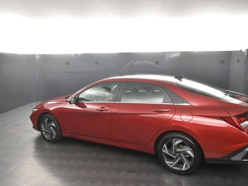 Used 2025 Hyundai Elantra SEL image 8