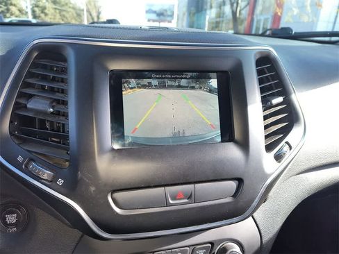 Used 2019 Jeep Cherokee Latitude Plus w/ Comfort/Convenience Group image 17