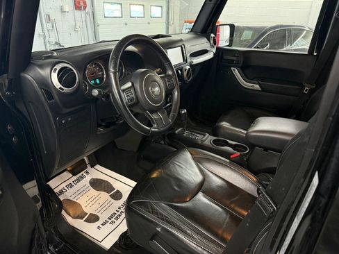 Used 2015 Jeep Wrangler Unlimited Rubicon w/ Dual Top Group AWD/4WD image 16