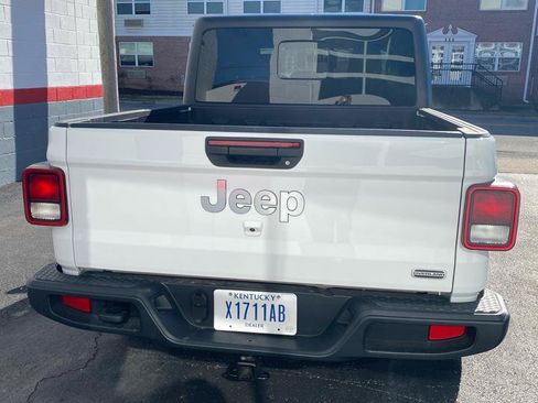 Used 2023 Jeep Gladiator Overland AWD/4WD image 3