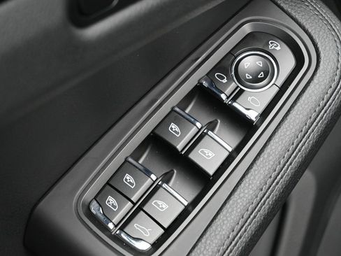 Certified 2025 Porsche Macan image 9