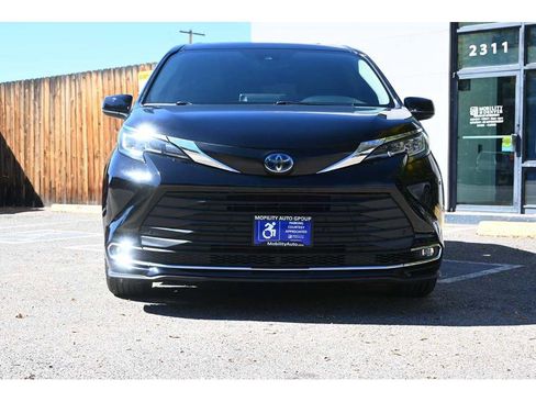 Used 2022 Toyota Sienna XLE image 4