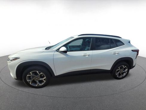 Used 2025 Chevrolet Trax LT image 4