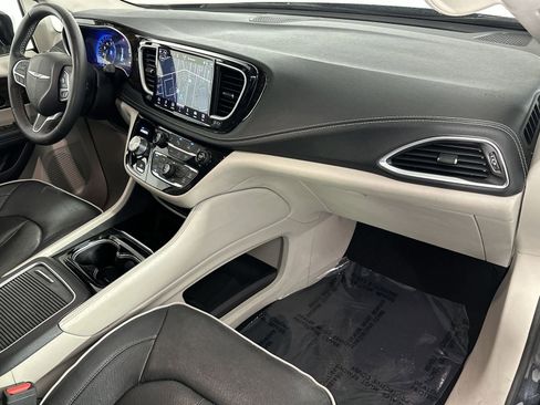 Used 2023 Chrysler Pacifica Limited FWD image 32