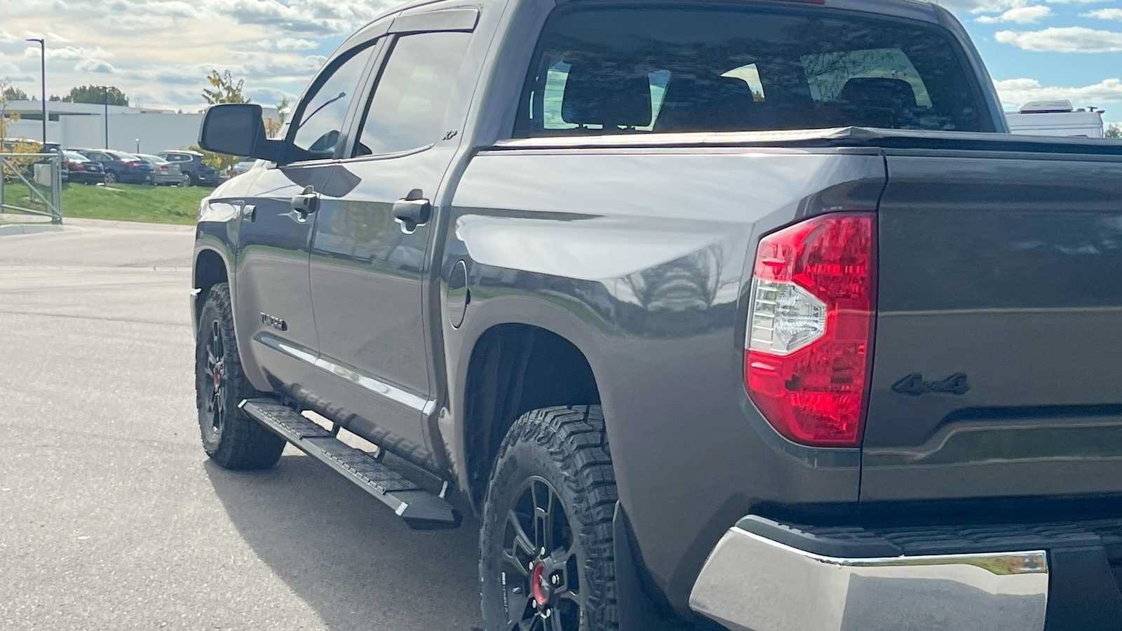 Used 2018 Toyota Tundra SR5 w/ SR5 Upgrade Package AWD/4WD image 17