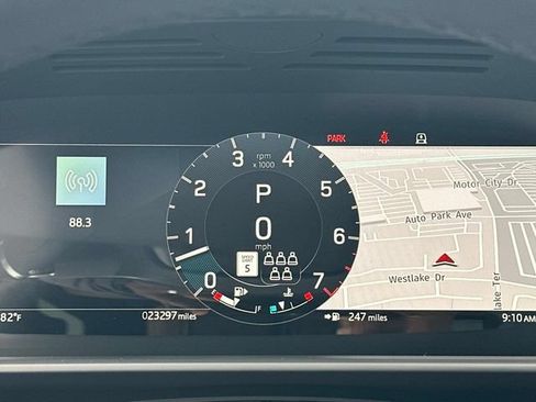 Used 2025 Land Rover Discovery Dynamic SE AWD/4WD image 12