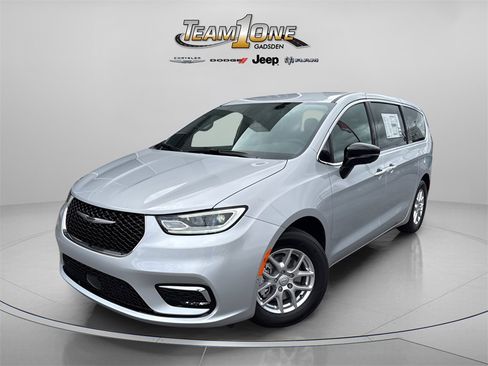 New 2026 Chrysler Pacifica Select image 4