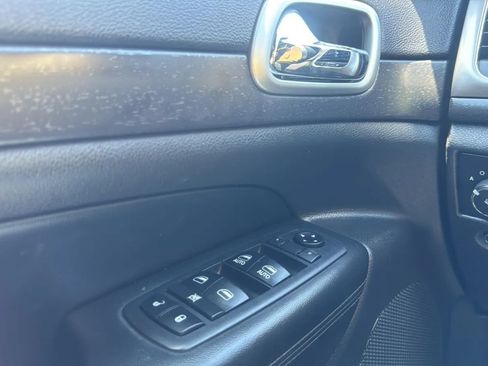 Used 2018 Jeep Grand Cherokee Altitude RWD image 16