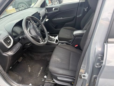 Used 2023 Hyundai Venue SE FWD image 6