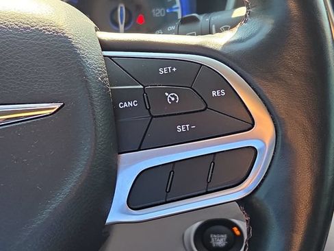 Used 2019 Chrysler Pacifica Touring-L FWD image 25