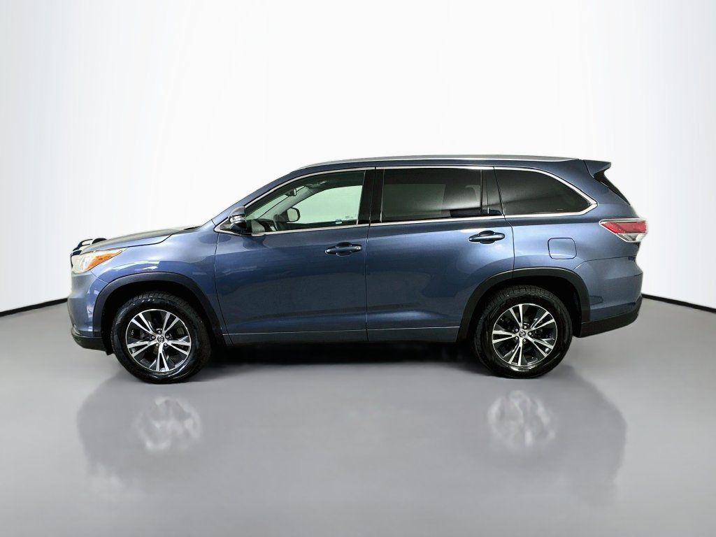 Used 2016 Toyota Highlander XLE FWD image 4
