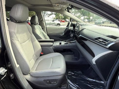 Certified 2024 Toyota Sienna XLE FWD image 38