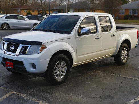 Used 2016 Nissan Frontier SV image 3