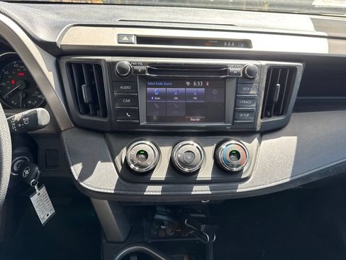Used 2018 Toyota RAV4 LE w/ Carpet Mat Package AWD/4WD image 21