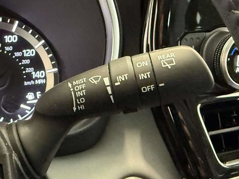 Used 2024 Toyota Highlander XLE AWD/4WD image 32