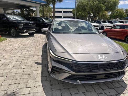 Used 2025 Hyundai Elantra SEL FWD image 17