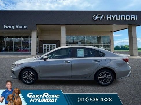 Used 2023 Kia Forte LXS w/ LXS Technology Package FWD image 5