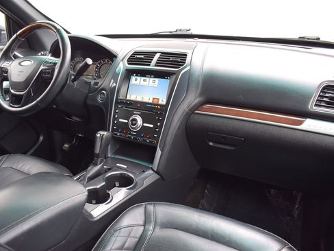 Used 2018 Ford Explorer Platinum AWD/4WD image 13