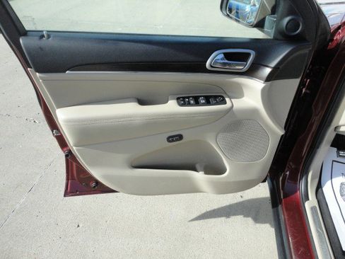 Used 2018 Jeep Grand Cherokee Limited image 3