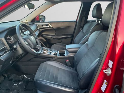 Used 2024 Mitsubishi Outlander SE Black Edition image 9