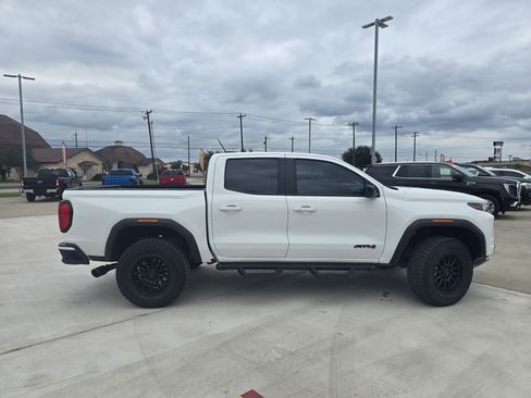 Used 2024 GMC Canyon AT4 AWD/4WD image 2