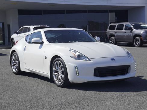 Used 2013 Nissan 370Z Coupe RWD image 2