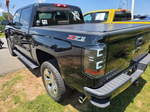 Used 2017 Chevrolet Silverado 1500 LTZ Z71 w/ LTZ Plus Package AWD/4WD image 9