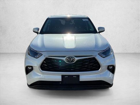 Used 2024 Toyota Highlander LE image 2